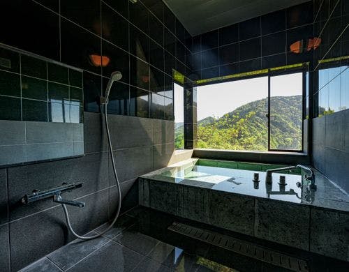 ・【岩風呂】壮麗な山々を望む天然温泉