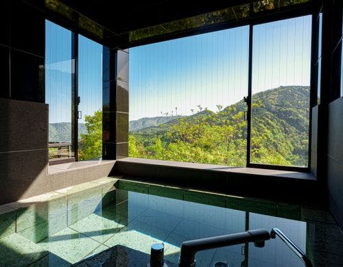 ・【岩風呂】壮麗な山々を望む天然温泉