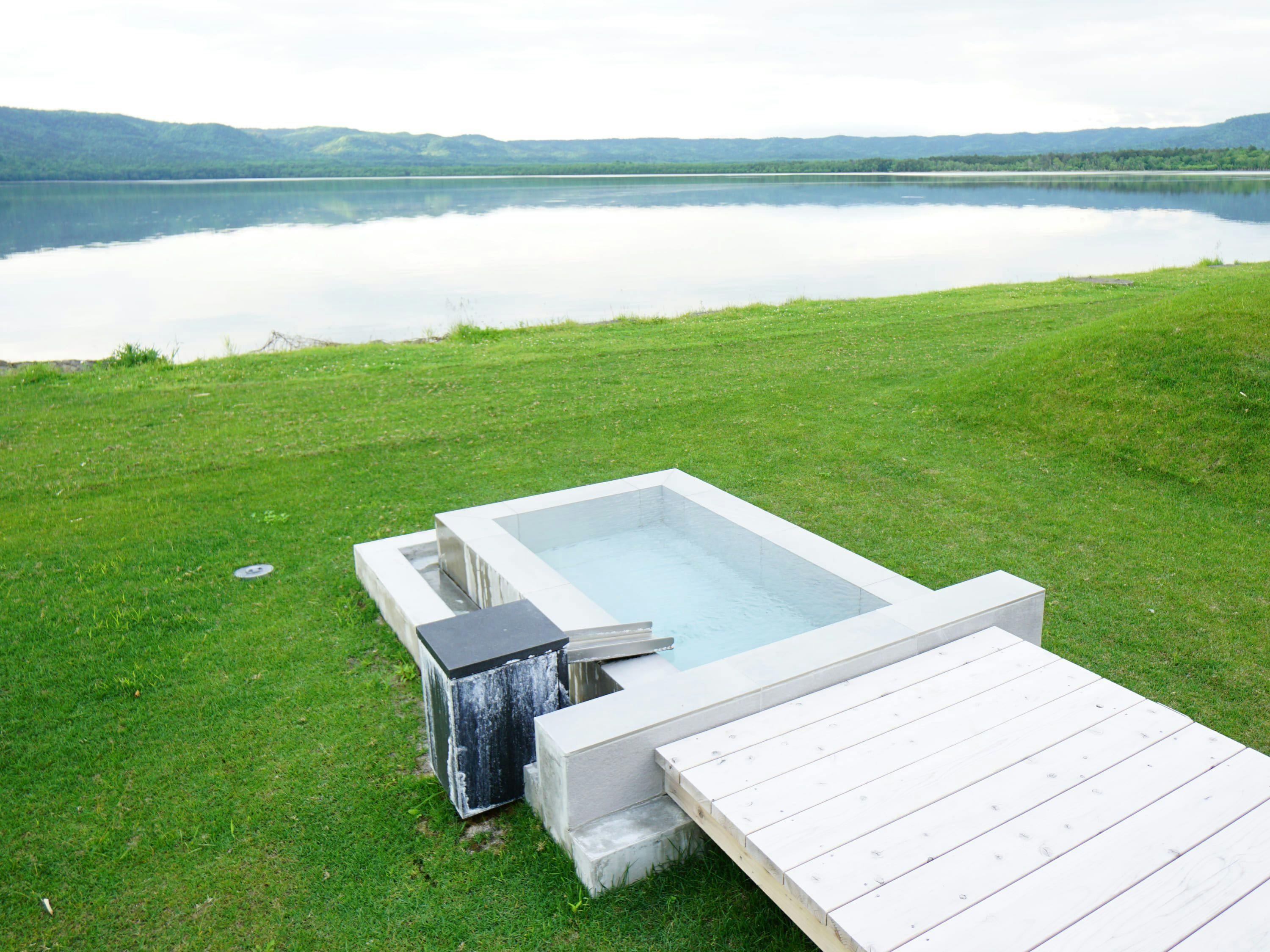 ออนเซ็นกลางแจ้งริมทะเลสาบน้ำอุ่น