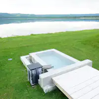 ออนเซ็นกลางแจ้งริมทะเลสาบน้ำอุ่น