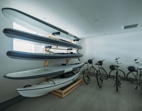 お部屋に備え付けのSUPとカヤックと自転車