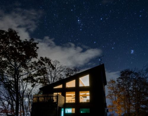 夜には満天の星空が広がります