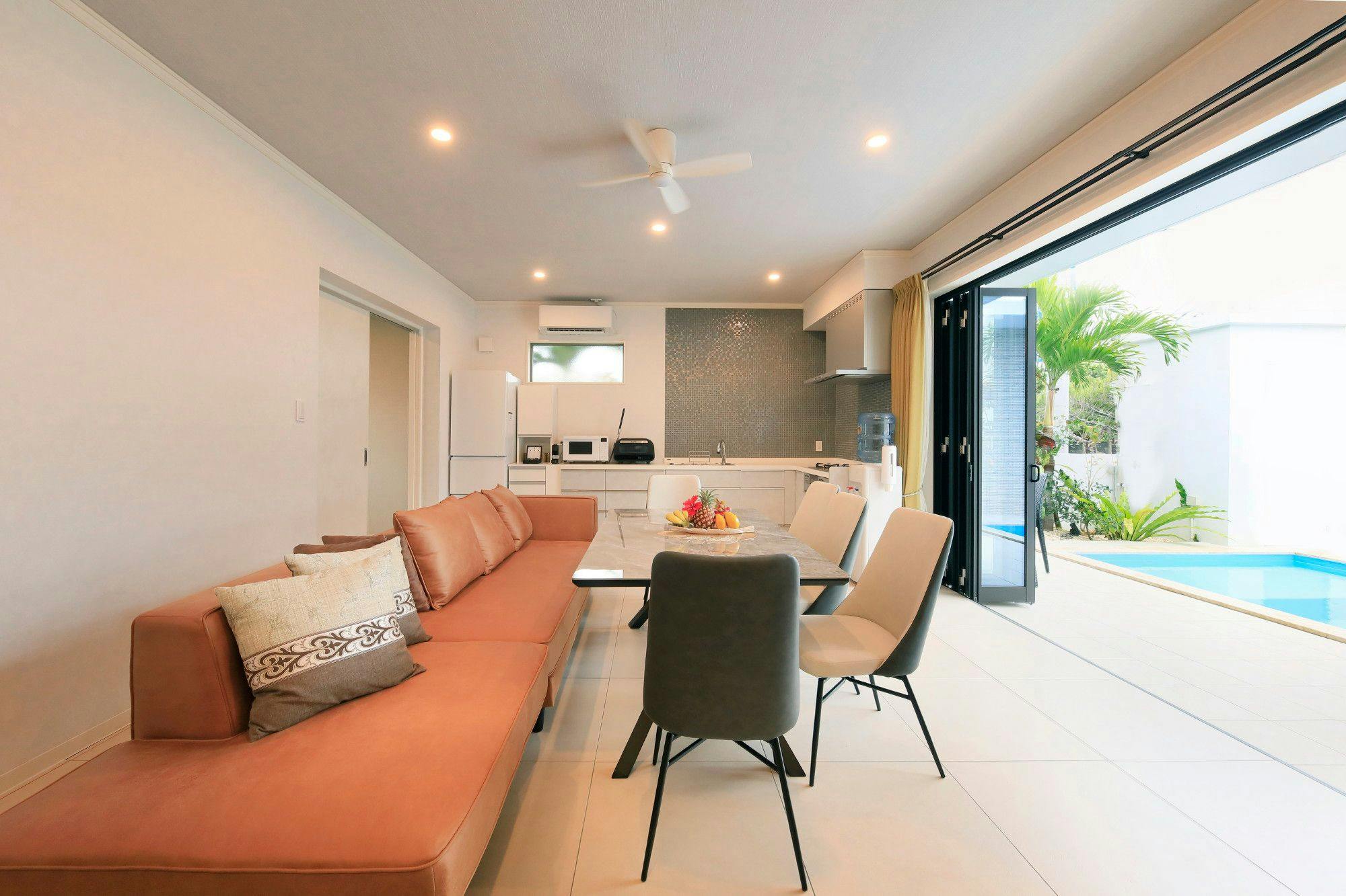 พูลสวีท ลิฟวิ่ง