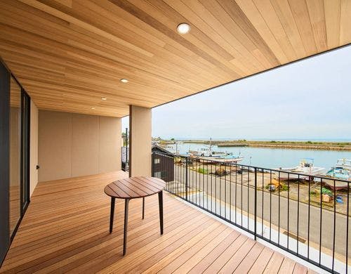 港を望む　バルコニー