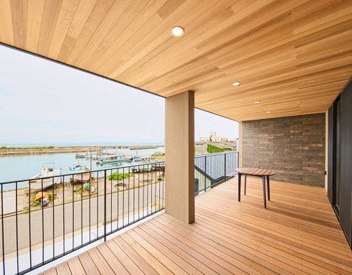 港を望む　バルコニー