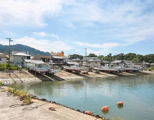 目の前の港で、のんびりと釣りを楽しめます