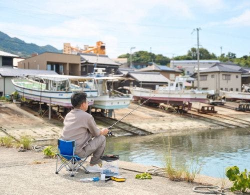 目の前の港で、のんびりと釣りを楽しめます