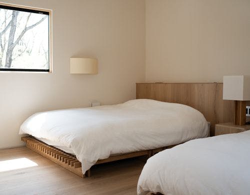 ２Fのベッドルームには２台のQサイズベッド