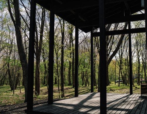 プライベートウッドデッキが入り口