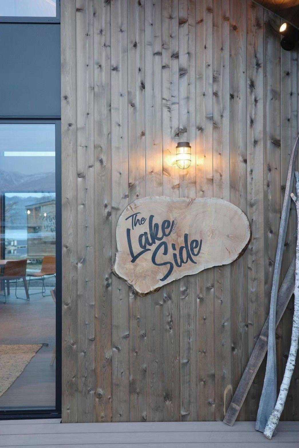 นี่คือรูปลักษณ์ภายนอกของคาเฟ่ที่ตั้งอยู่ในบริเวณเดียวกันค่ะ