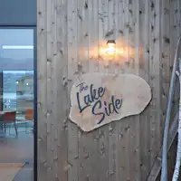 นี่คือรูปลักษณ์ภายนอกของคาเฟ่ที่ตั้งอยู่ในบริเวณเดียวกันค่ะ