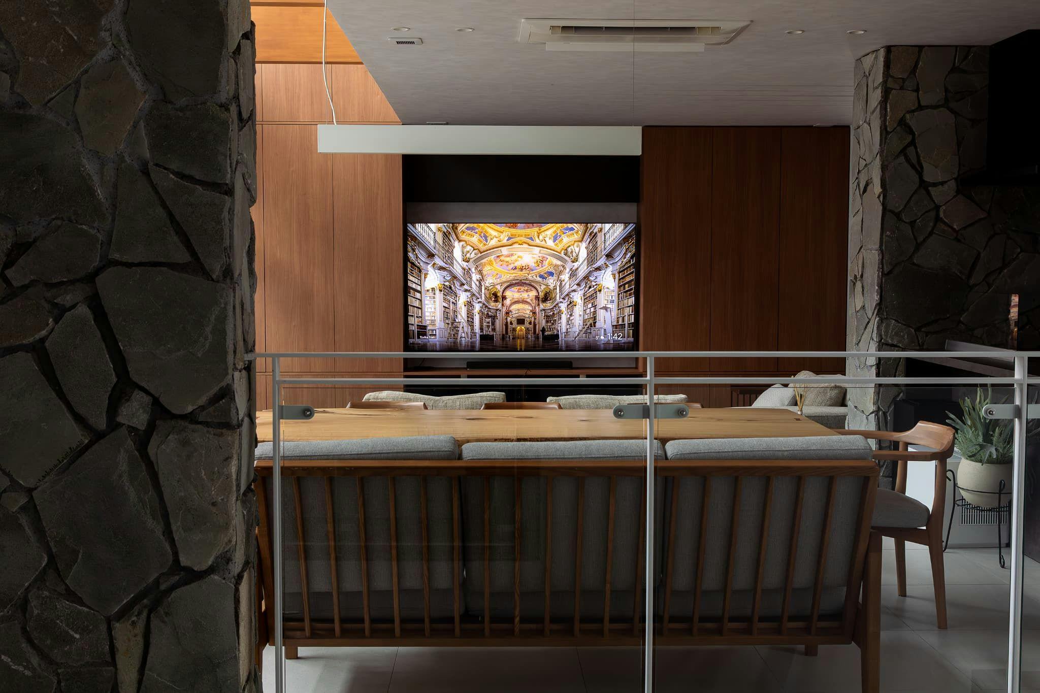 Menghadap atrium berdinding batu