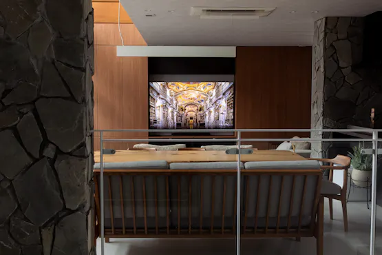 Menghadap atrium berdinding batu