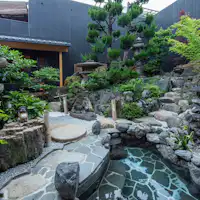 อ่างอาบน้ำหินกลางแจ้งพร้อมวิวสวนญี่ปุ่น
