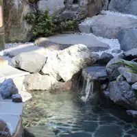 可眺望日式庭园的露天岩石浴池