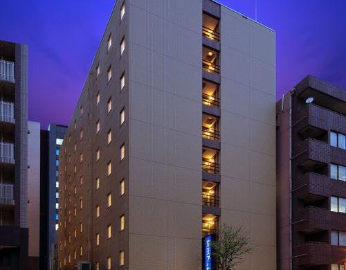 【ホテル外観】（夜）