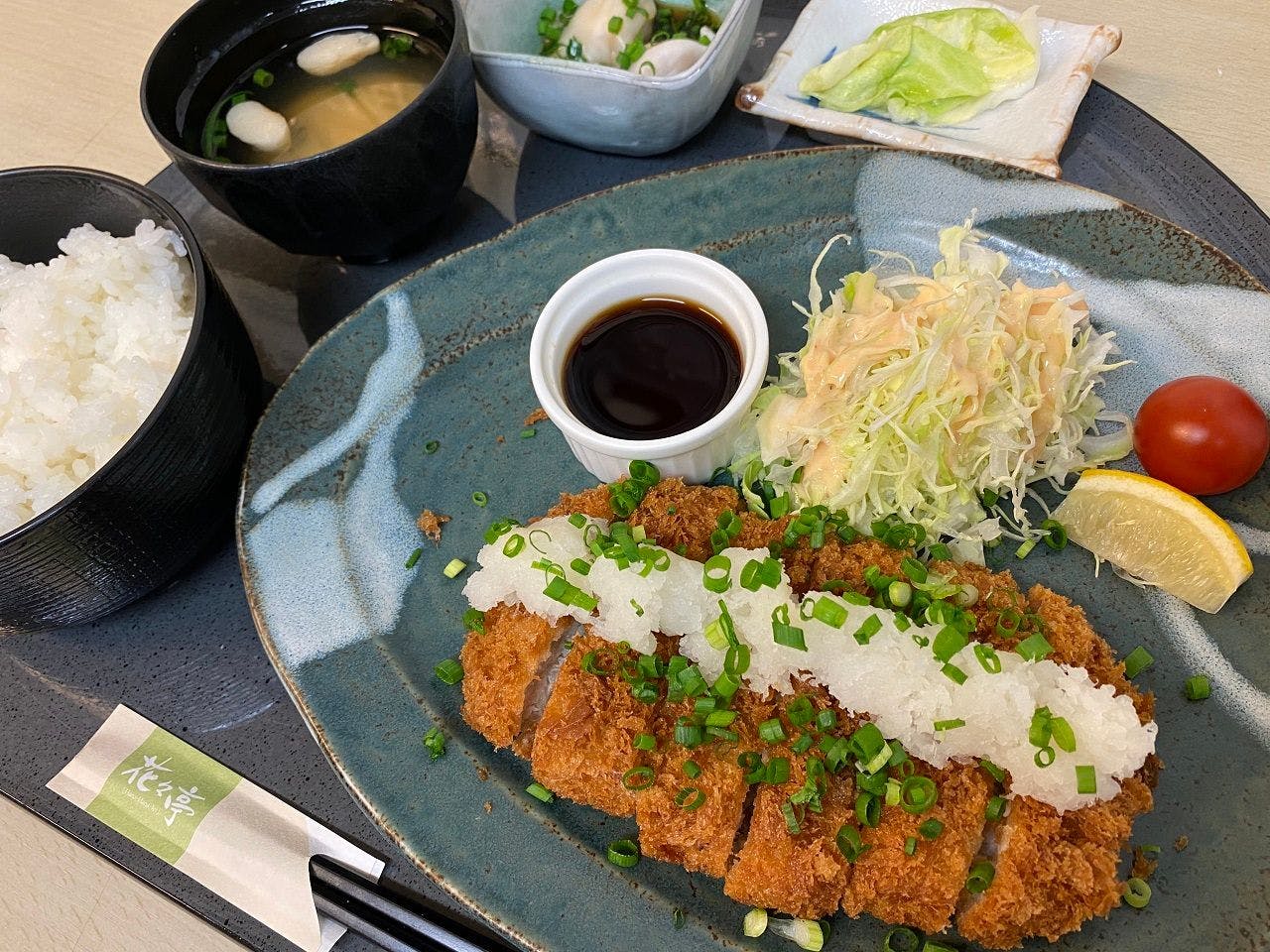 選べる定食の一例、トンカツ定食です。