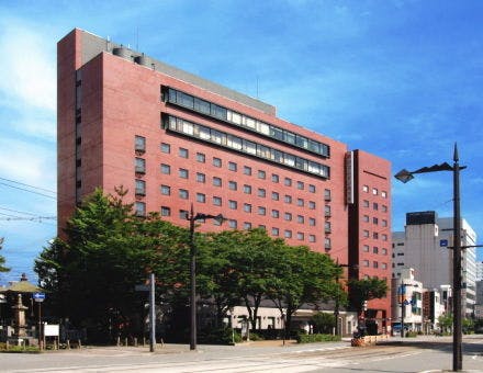 富山市の中心に位置し、アクセス抜群。