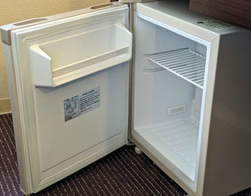 【電気ポット、お茶、マグカップ、消臭剤】