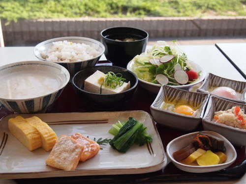 บุฟเฟ่ต์อาหารเช้าสไตล์ญี่ปุ่นและตะวันตก