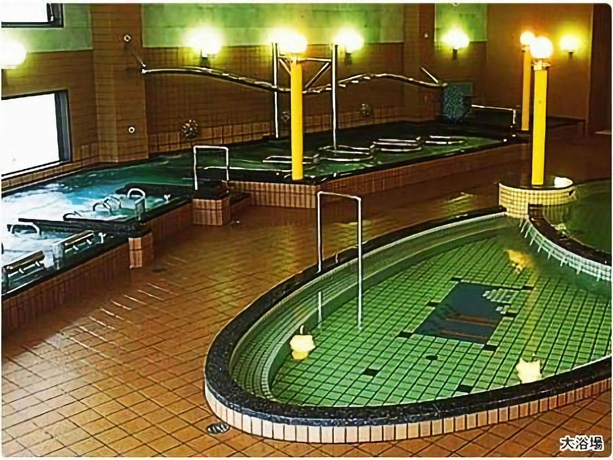 สิ่งอำนวยความสะดวกที่อยู่ติดกัน 'ป่าออนเซ็น' อ่างอาบน้ำในร่ม.