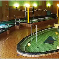 สิ่งอำนวยความสะดวกที่อยู่ติดกัน 'ป่าออนเซ็น' อ่างอาบน้ำในร่ม.