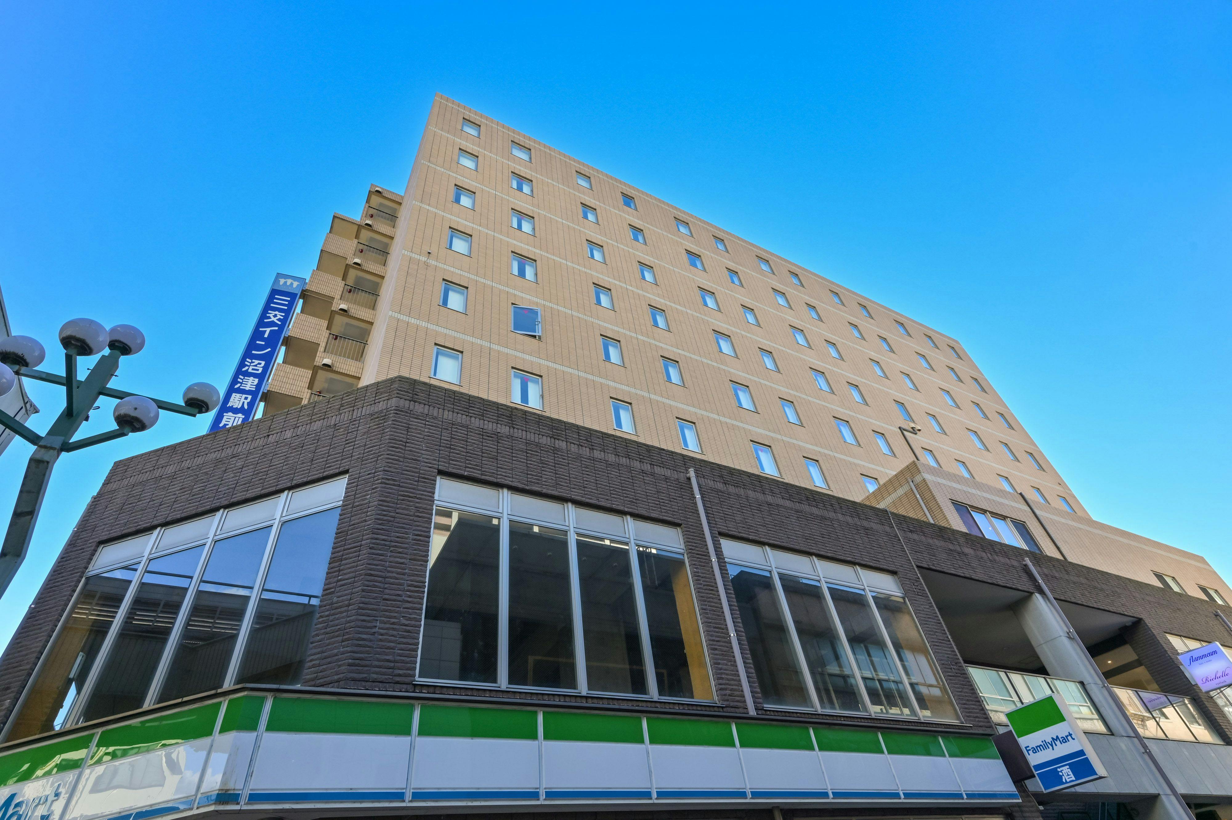 当ホテル１階には、コンビニがございます！