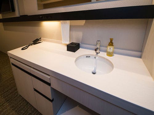 ツインルームの広々とした洗面台