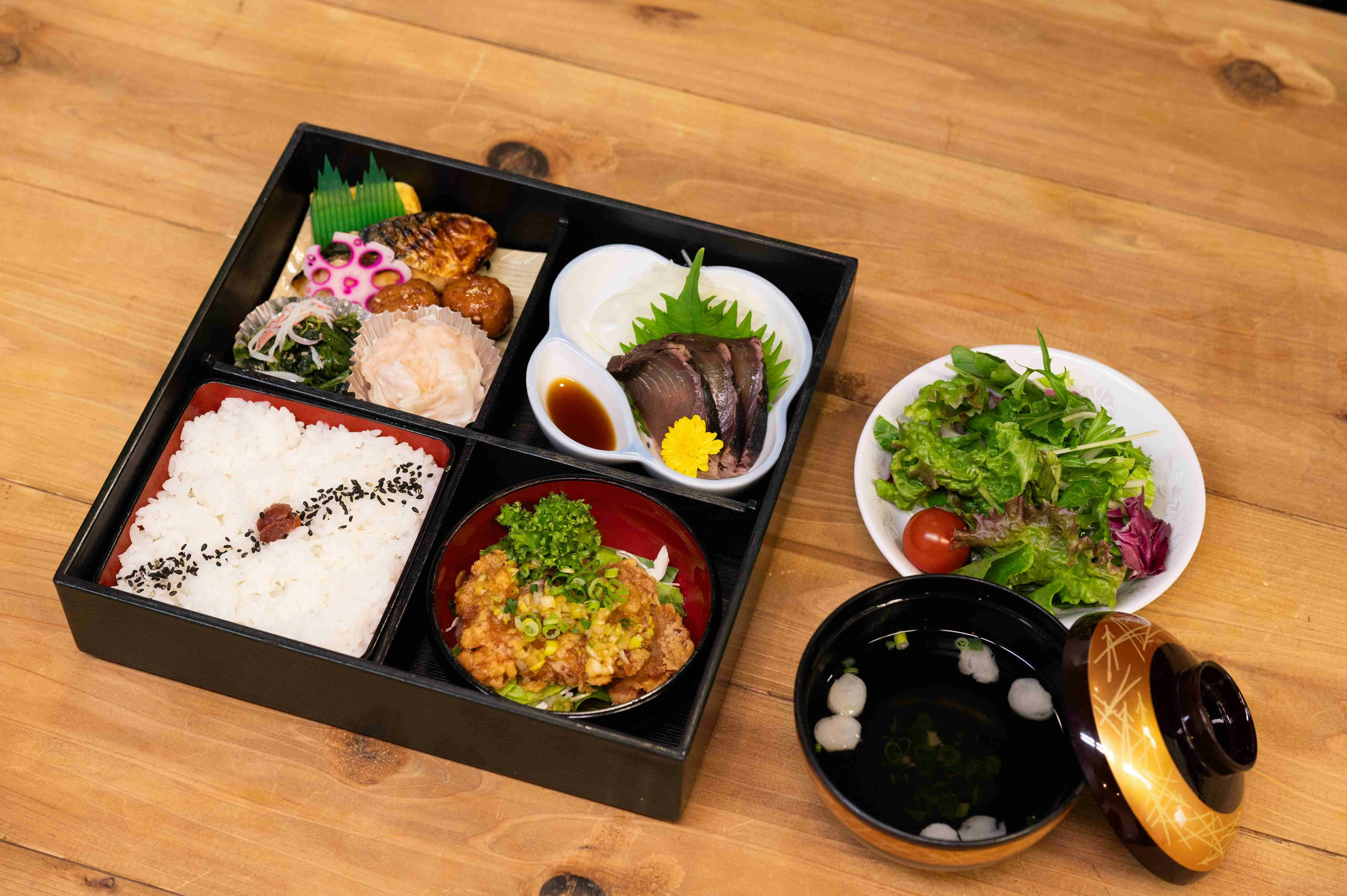 彩り豊かな旬の味覚を楽しめる松花堂弁当