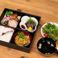 彩り豊かな旬の味覚を楽しめる松花堂弁当