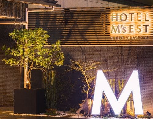 Мマークが目印です