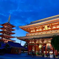 วัดเซ็นโซจิ (เมื่อมีการประดับไฟ)