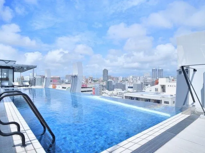 透き通る水の中で、特別なひとときを