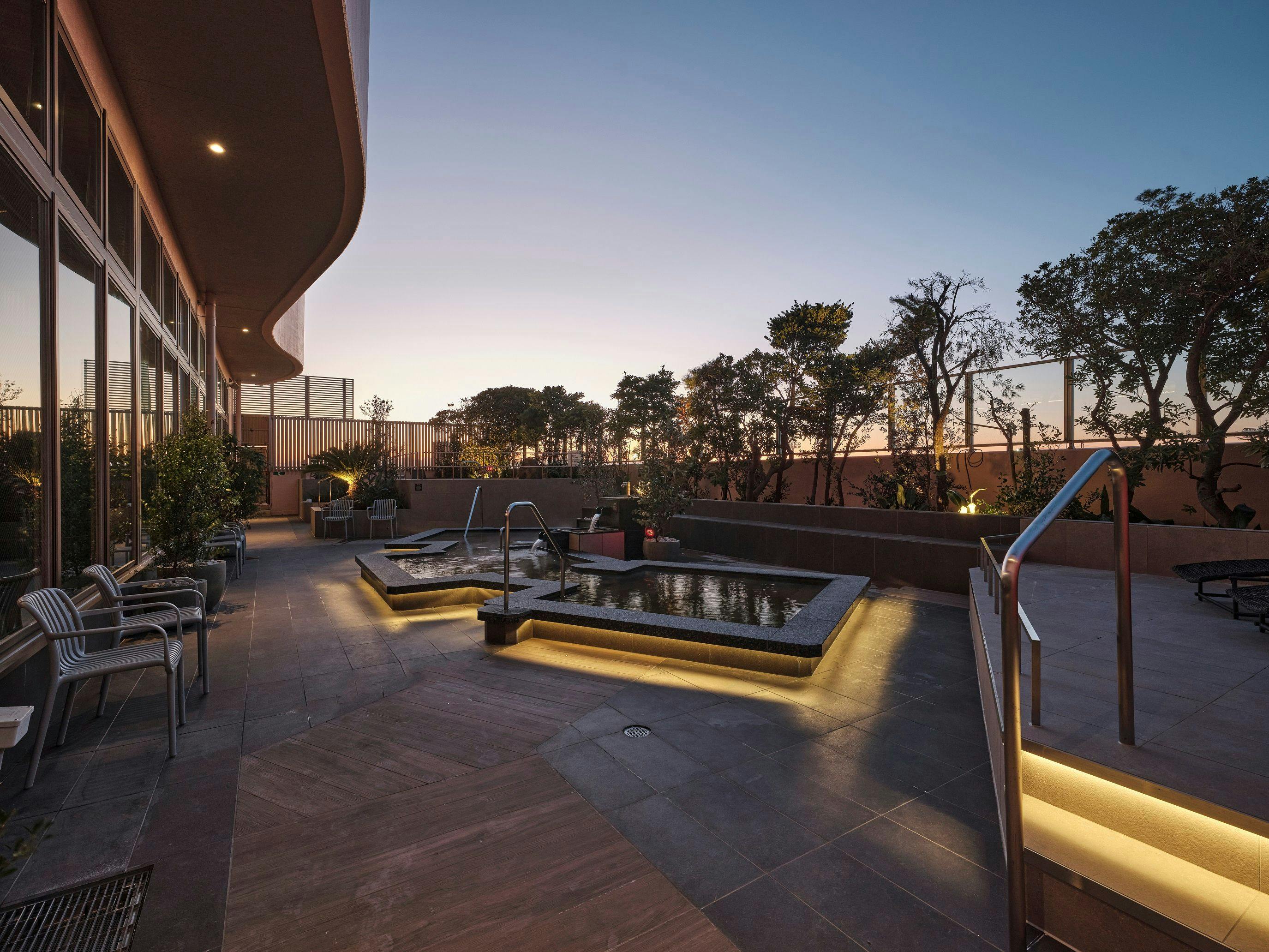 อาคารหลัก ชั้น 4 ออนเซ็นชาย โซนกลางแจ้ง (ช่วงกลางคืน)