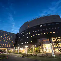 โรงแรมภายนอก (กลางคืน)