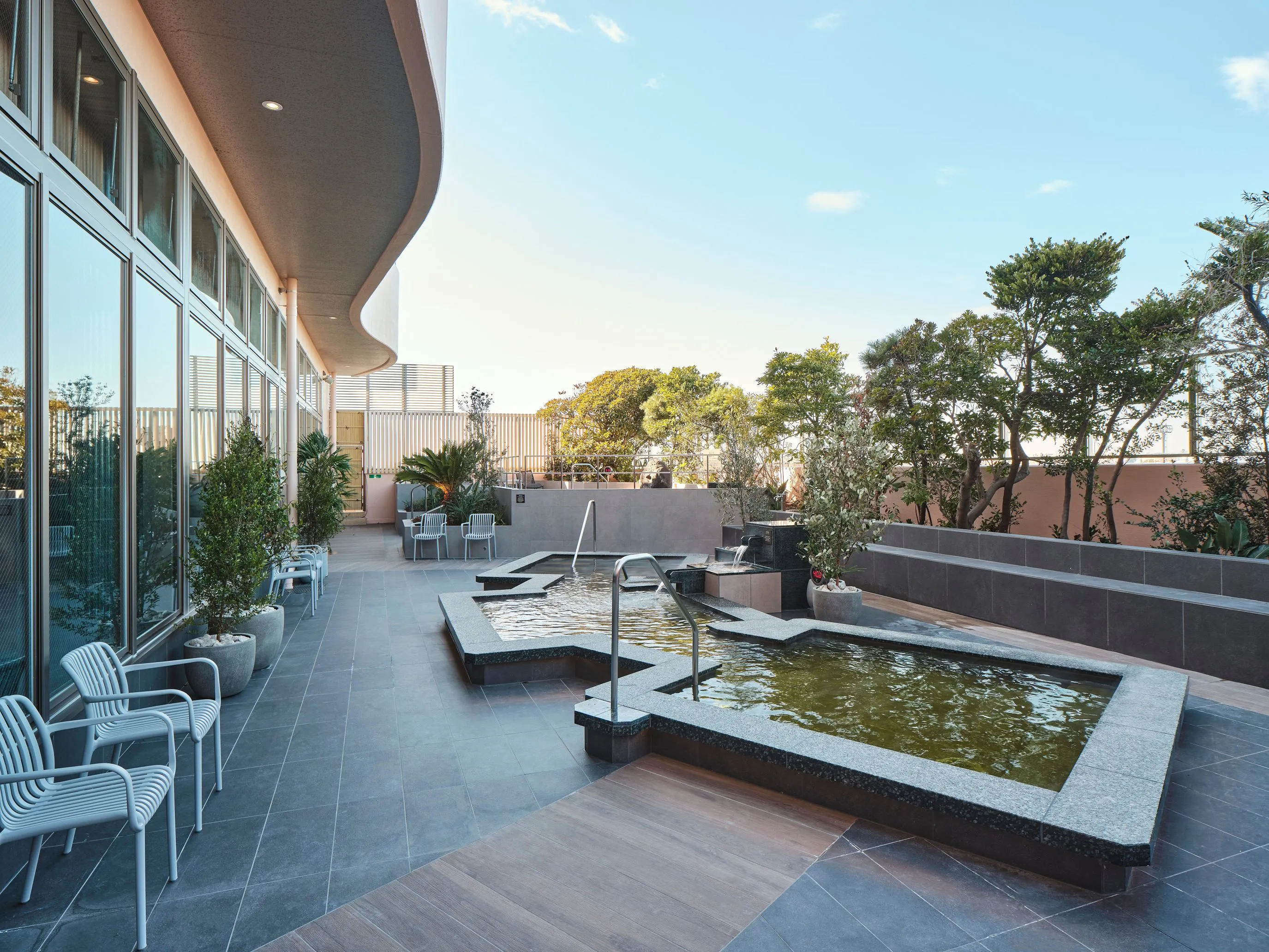 본관 4층 남탕 노천 구역(낮)