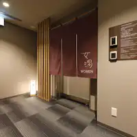 Pintu masuk bilik mandi wanita