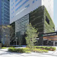 Tại khu vực Shin-Osaka, đây là một ngoại thất xanh mát hiếm thấy.