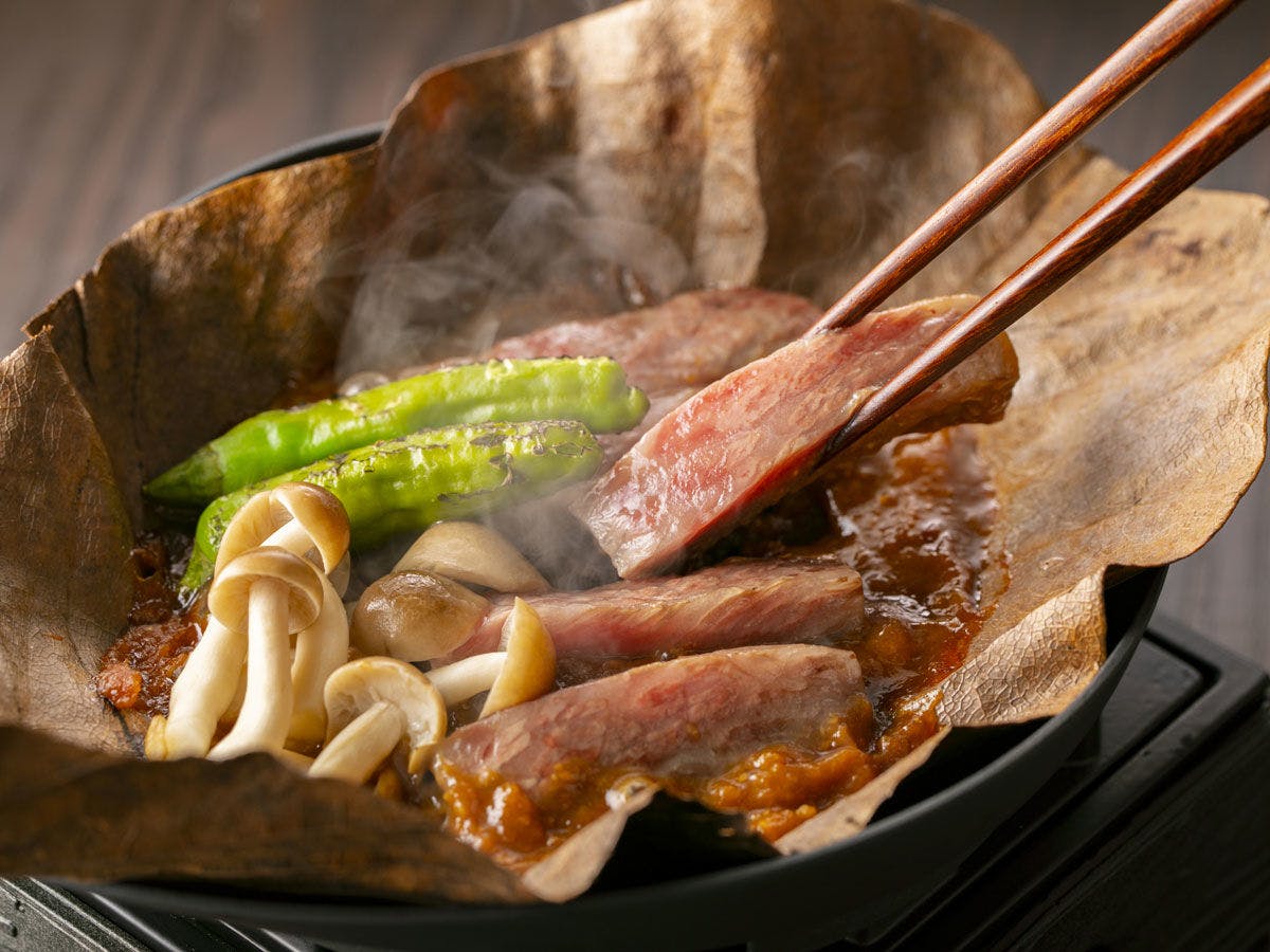 *【夕食：飛騨牛朴葉焼き（一例）】