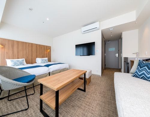 テーブルとソファ付で便利