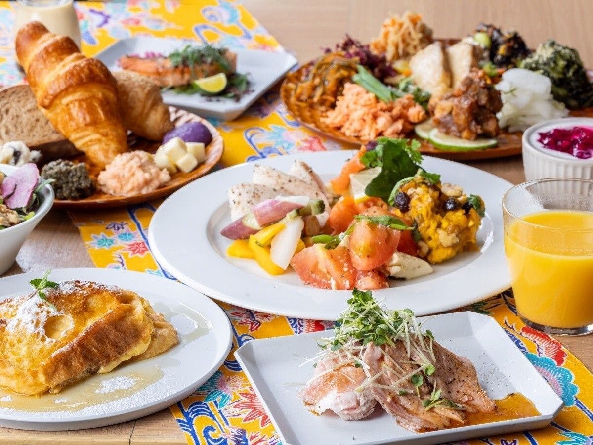 อาหารโอกินาว่าและบุฟเฟ่ต์ญี่ปุ่น-ตะวันตก.