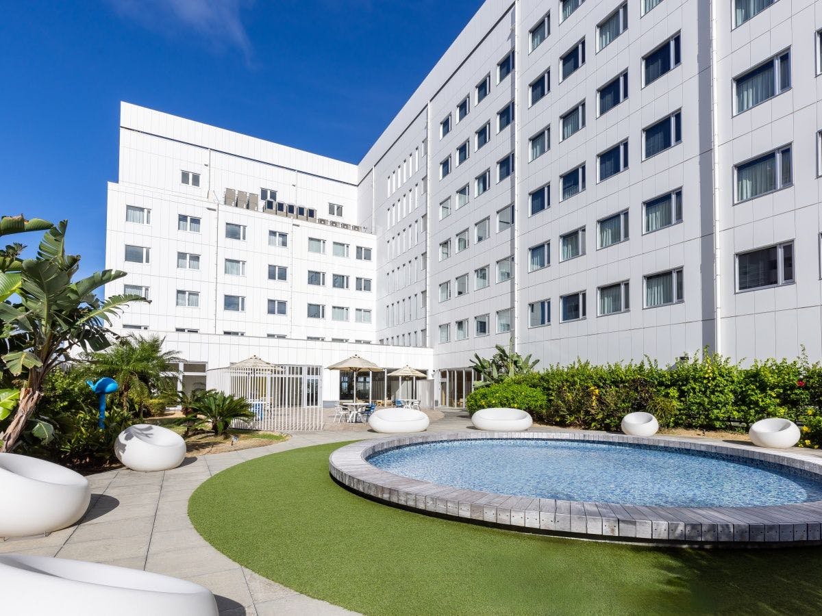 ในสวนมีอ่างน้ำที่ให้บรรยากาศเย็นสบาย