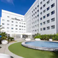 ในสวนมีอ่างน้ำที่ให้บรรยากาศเย็นสบาย