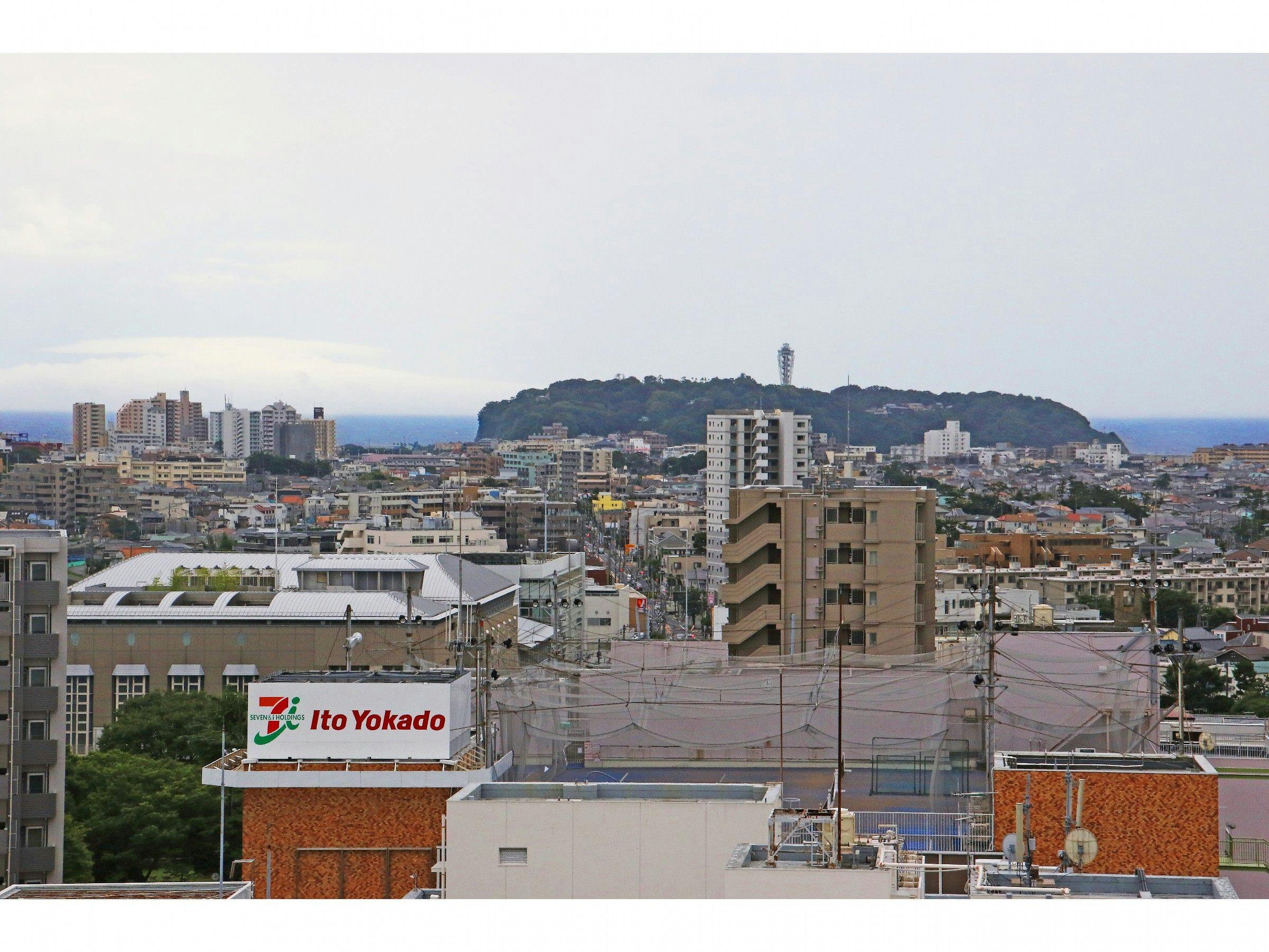 จากชั้นสูงด้านทิศใต้สามารถมองเห็นเกาะเอโนชิมะได้