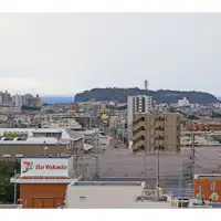 จากชั้นสูงด้านทิศใต้สามารถมองเห็นเกาะเอโนชิมะได้