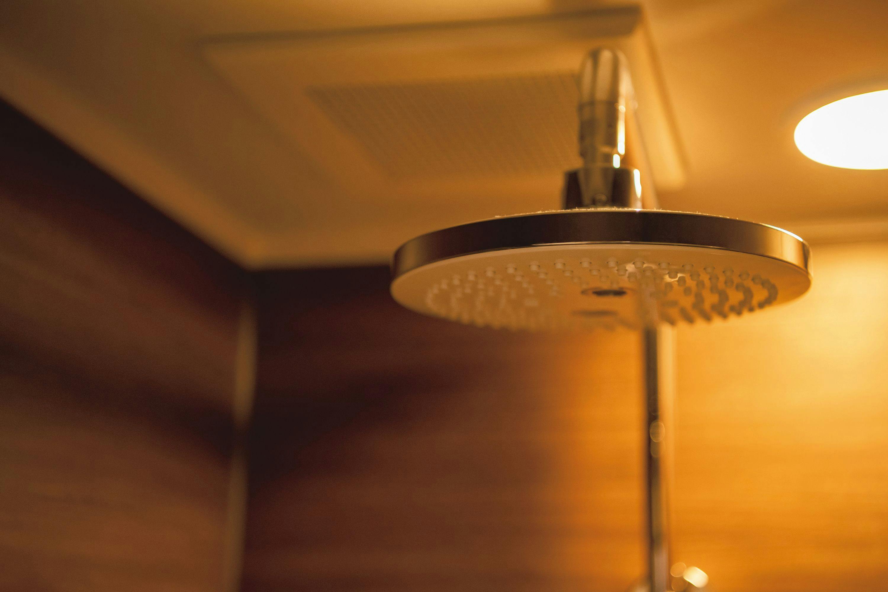 爽快なオーバーヘッドシャワー