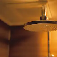 爽快なオーバーヘッドシャワー