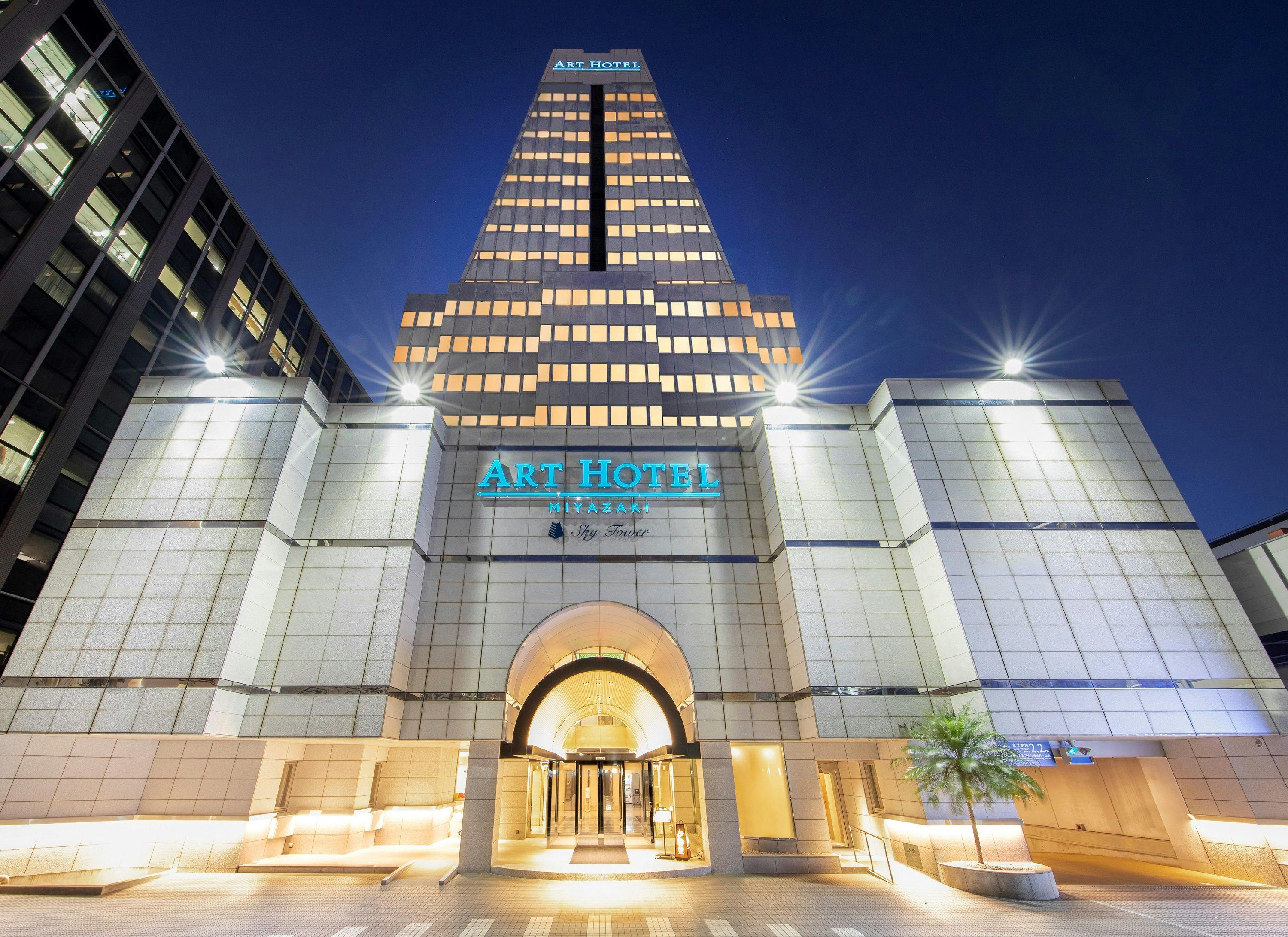 อาคารทรงหอคอยเป็นจุดเด่น