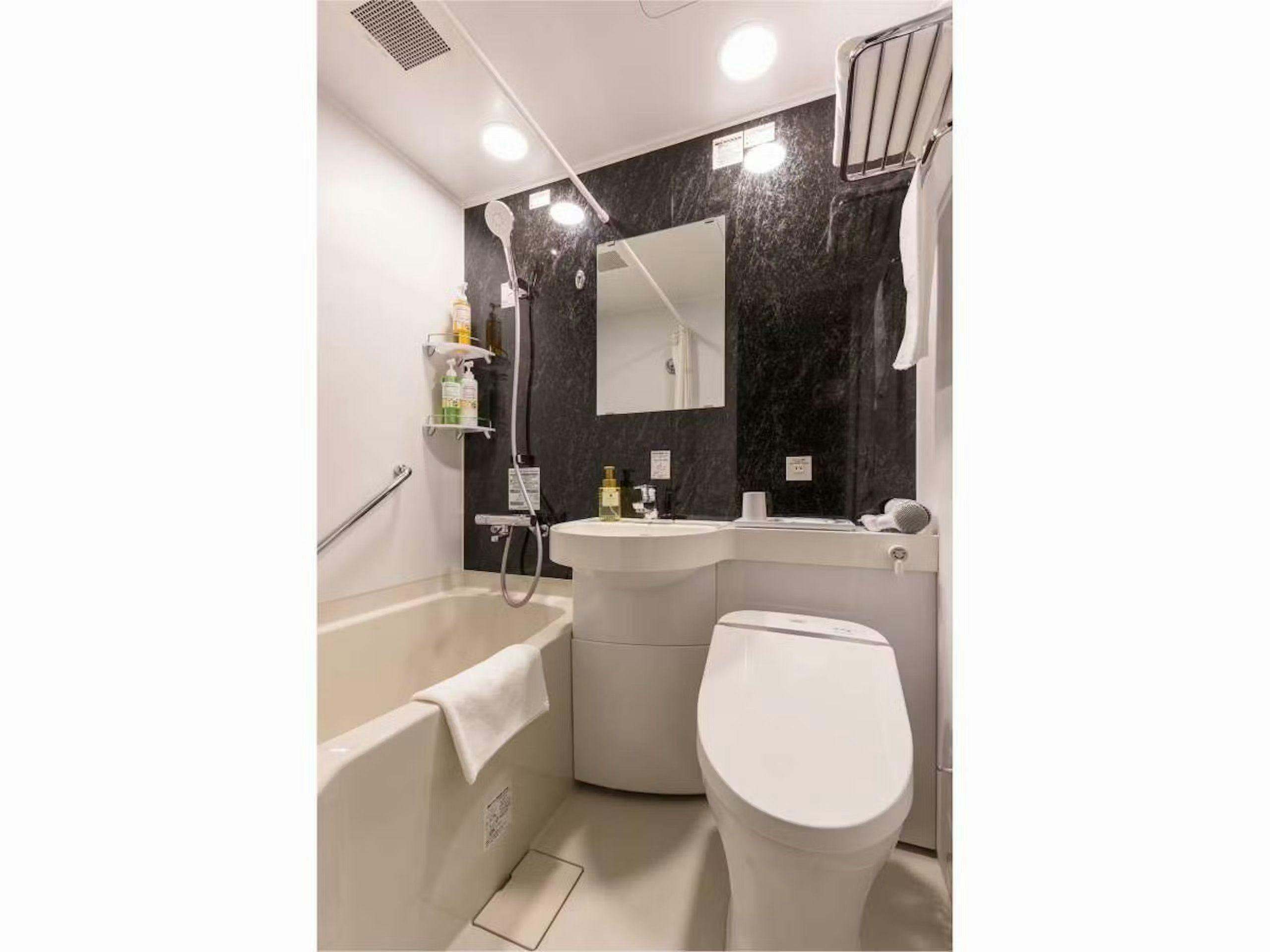 Phiten Semi-Double: ห้องน้ำ