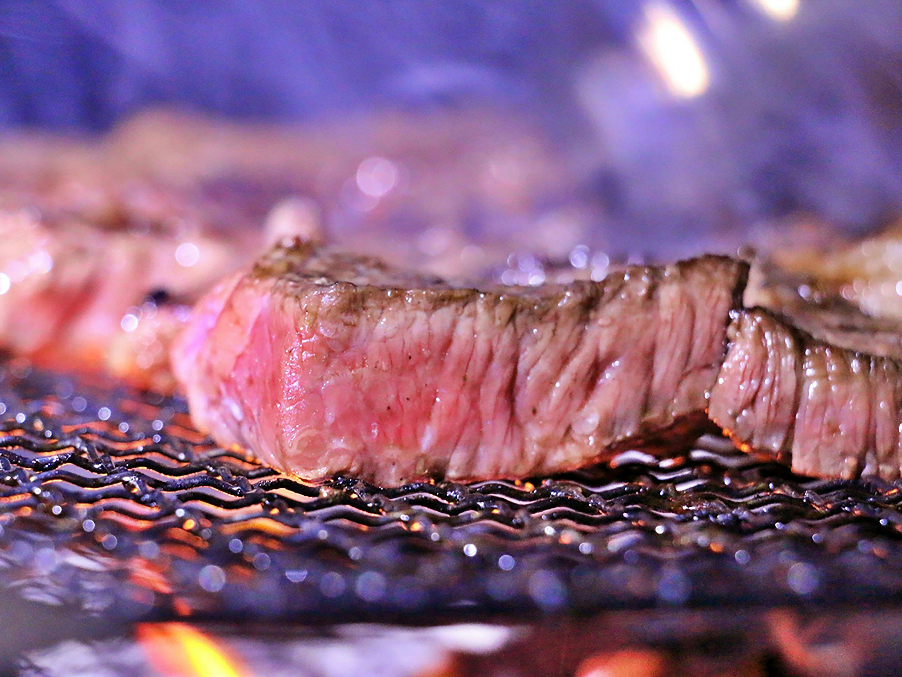 可在泳池邊享受BBQ